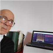 Profesor de matemáticas , imparte cursos a estudiantes del bachillerato y universidad